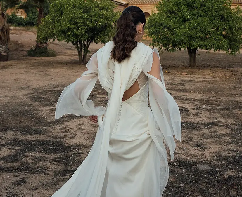 La novia valenciana que se casó con un vestido de inspiración griega y cola larguísima